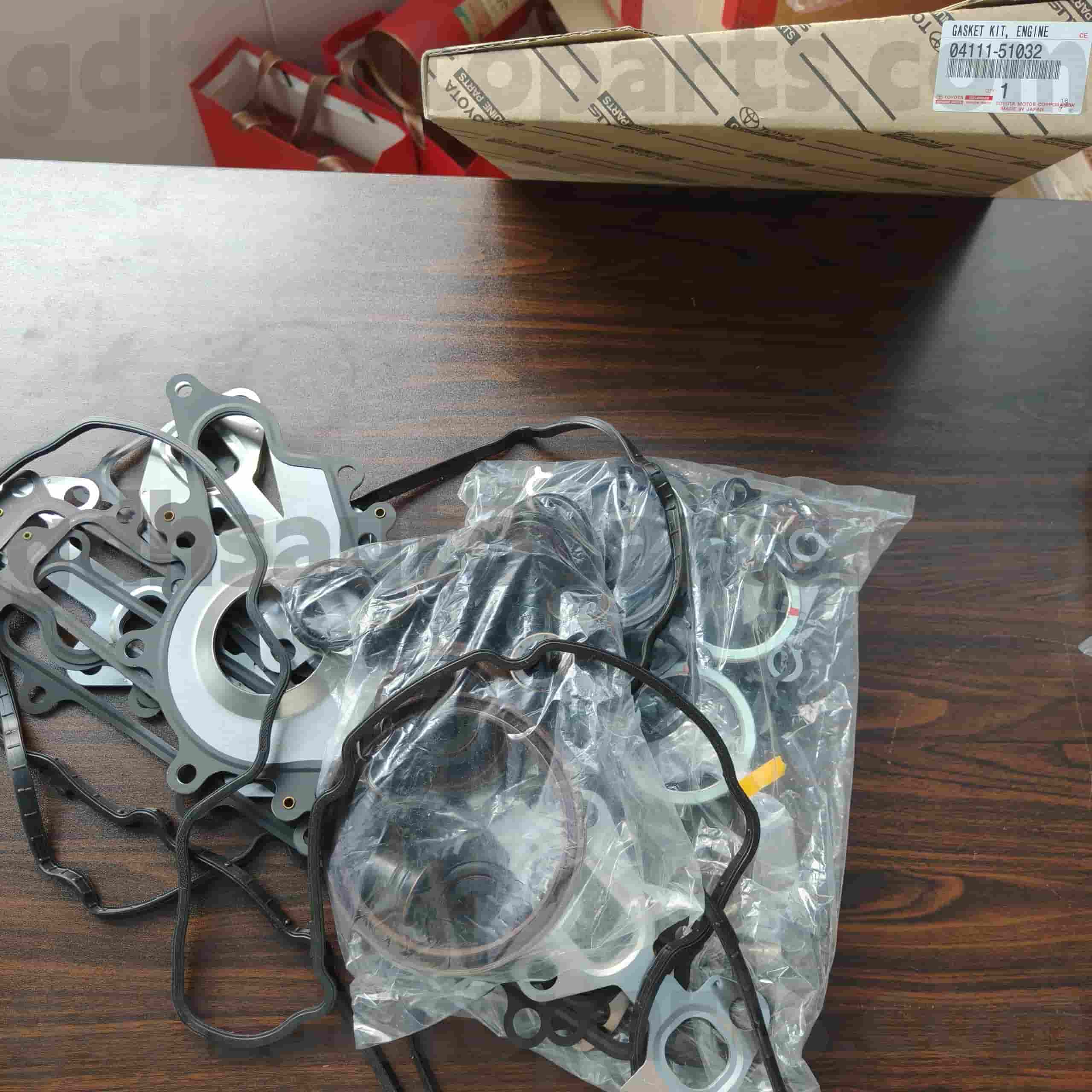 04111-51032 Toyota ชิ้นส่วนของแท้ชุดเครื่องยนต์ยกเครื่องสำหรับเรือลาดตระเวนที่ดิน